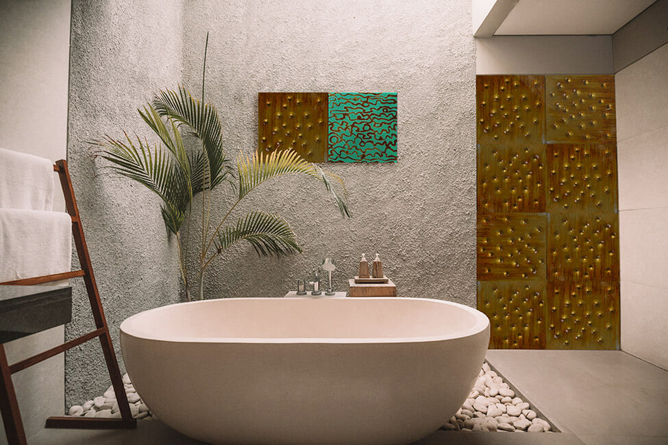 Une salle de bain avec une grande baignoire et un diptyque de dalles au mur